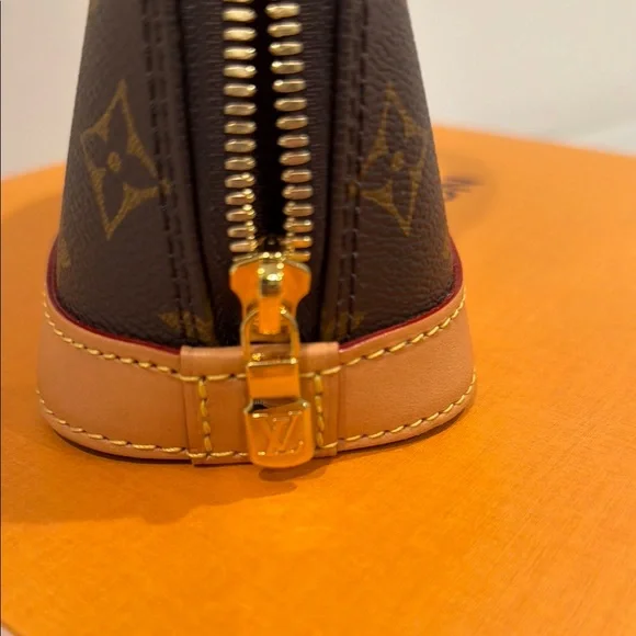 Louis Vuitton Mini Bag in Brown Monogram - Picture 3 of 11